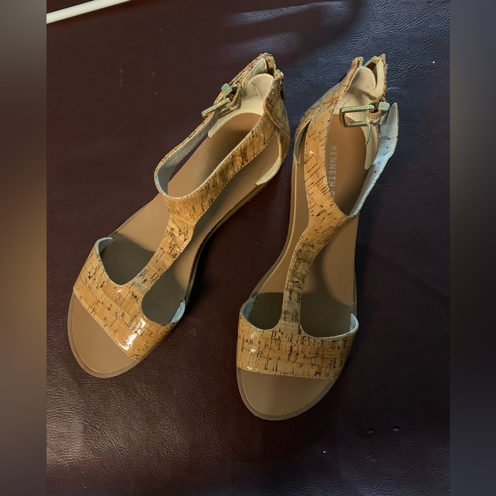 8.5 Kenneth Cole nude sandals